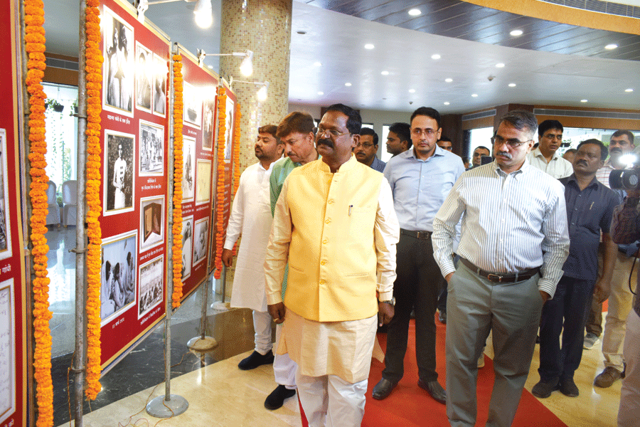 पटेल-इंदिरा के कृतित्व पर फोटो प्रदर्शनी उद्घाटित पटेल-इंदिरा के कृतित्व पर फोटो प्रदर्शनी उद्घाटित