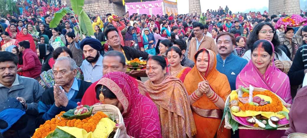 उगते सूर्य को अर्घ्य देकर किया व्रत का पारण