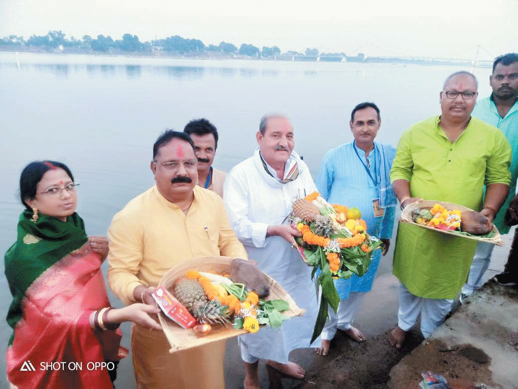 विधायक धनेंद्र पहुंचे छठ घाट, सूर्य को दिया अघ्र्य विधायक धनेंद्र पहुंचे छठ घाट, सूर्य को दिया अघ्र्य