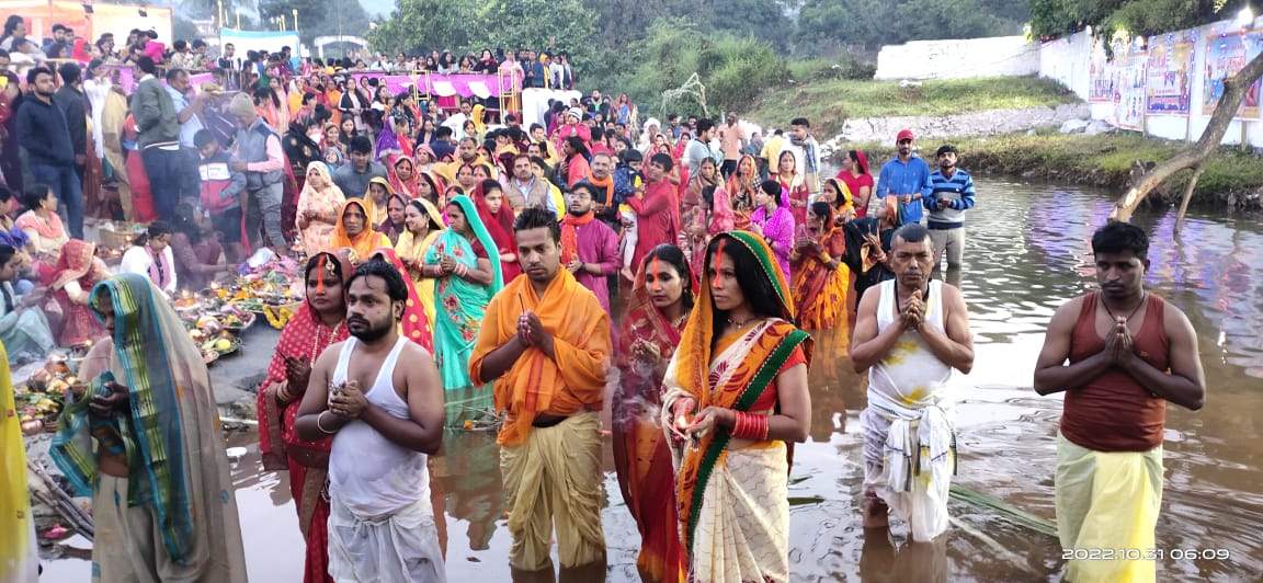 उगते सूर्य को अर्घ्य, घाटों पर उमड़ा जनसैलाब