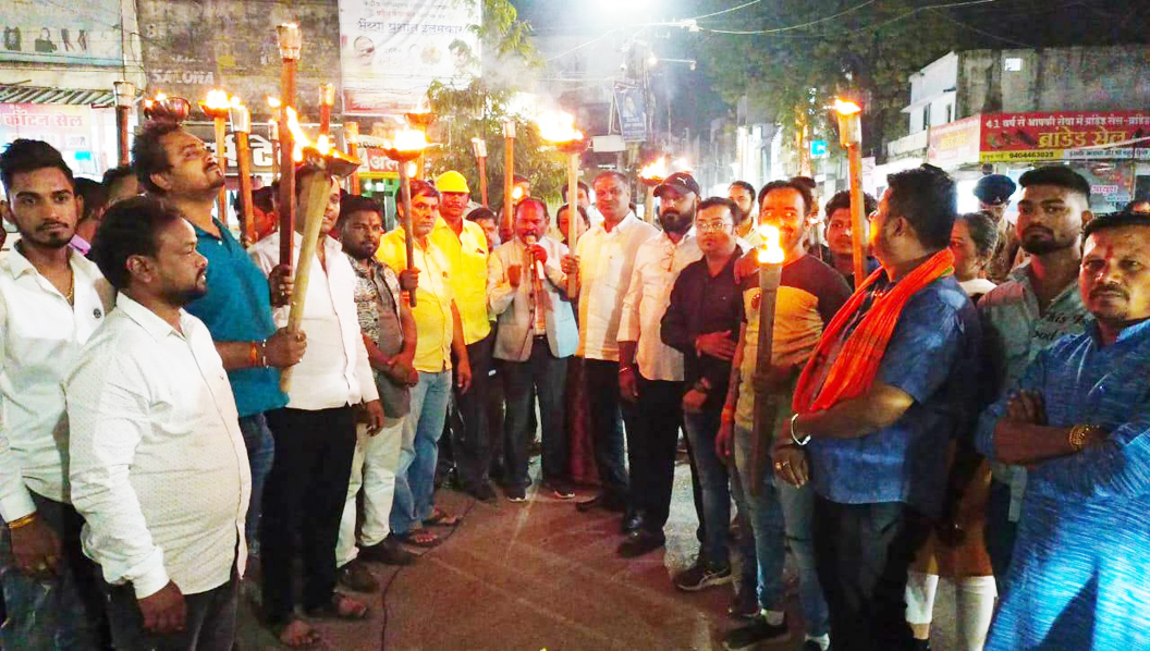 आरक्षण में कटौती का विरोध, निकाली आक्रोश मशाल रैली