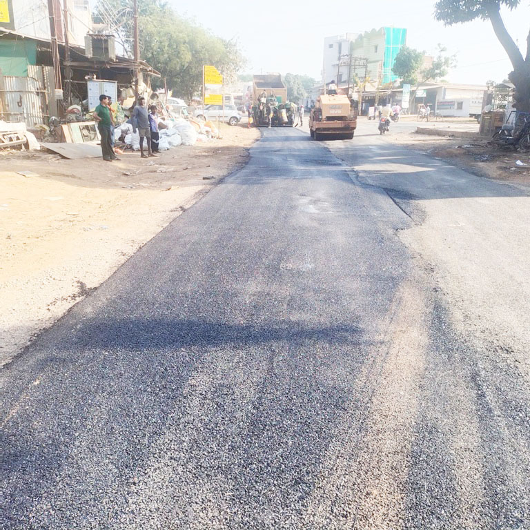 बारिश में खराब हुई सडक़ों की हो रही मरम्मत