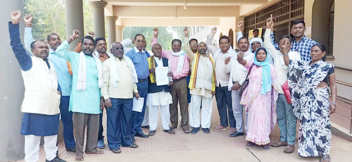 आरक्षण में कटौती से बिफरे आदिवासी