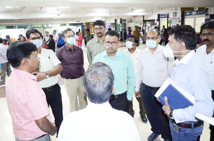 कलेक्टर ने मरीजों से पूछा कब से खड़े हो लाइन में...