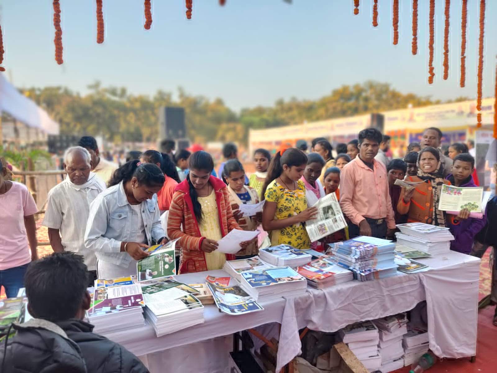 राज्योत्सव : छायाचित्र प्रदर्शनी  देखने उमड़ी भीड़, की सराहना