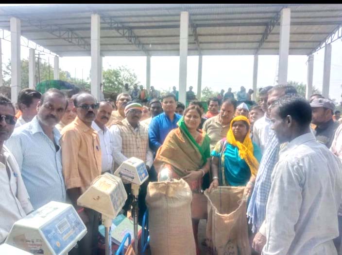 कांग्रेसी नेताओं ने किया धान खरीदी का शुभारंभ