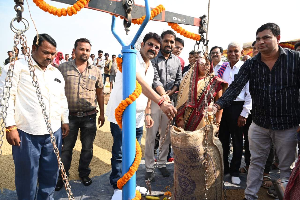 कोड़ातराई में विधायक ने धान तौलाई करा खरीदी का किया शुभारंभ