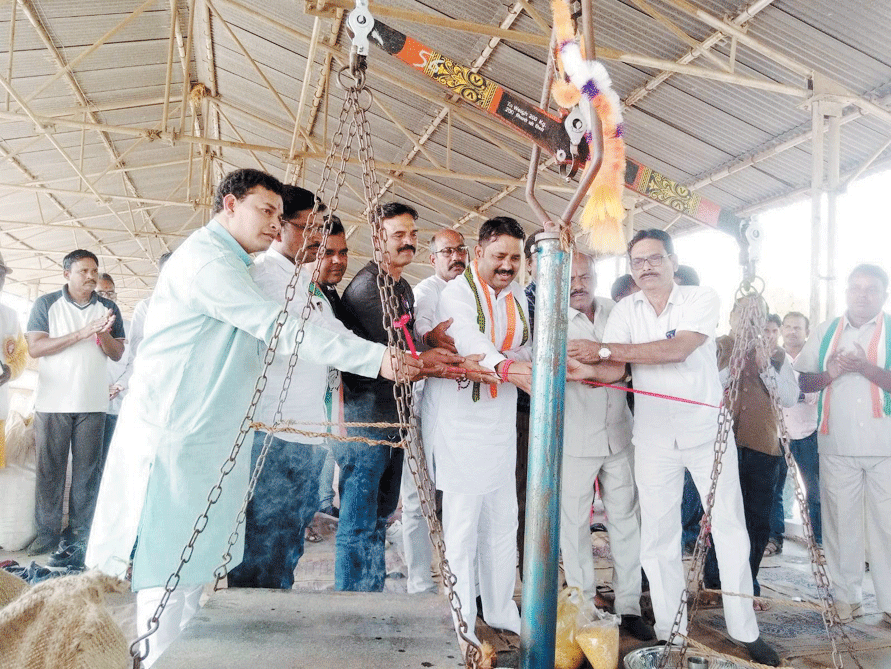 संसदीय सचिव ने पूजा-अर्चना कर की धान खरीदी शुरू संसदीय सचिव ने पूजा-अर्चना कर की धान खरीदी शुरू