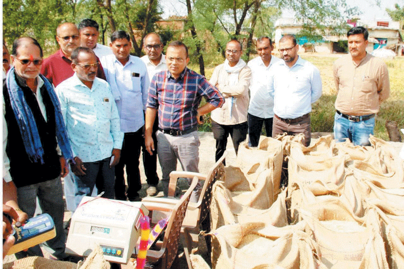 पहले दिन 19 केन्द्रों में 44 किसानों ने बेचा धान पहले दिन 19 केन्द्रों में 44 किसानों ने बेचा धान