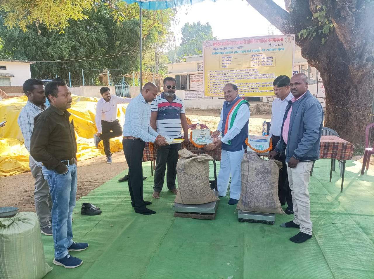 लुण्ड्रा विधायक ने किया धान खरीदी का शुभारंभ