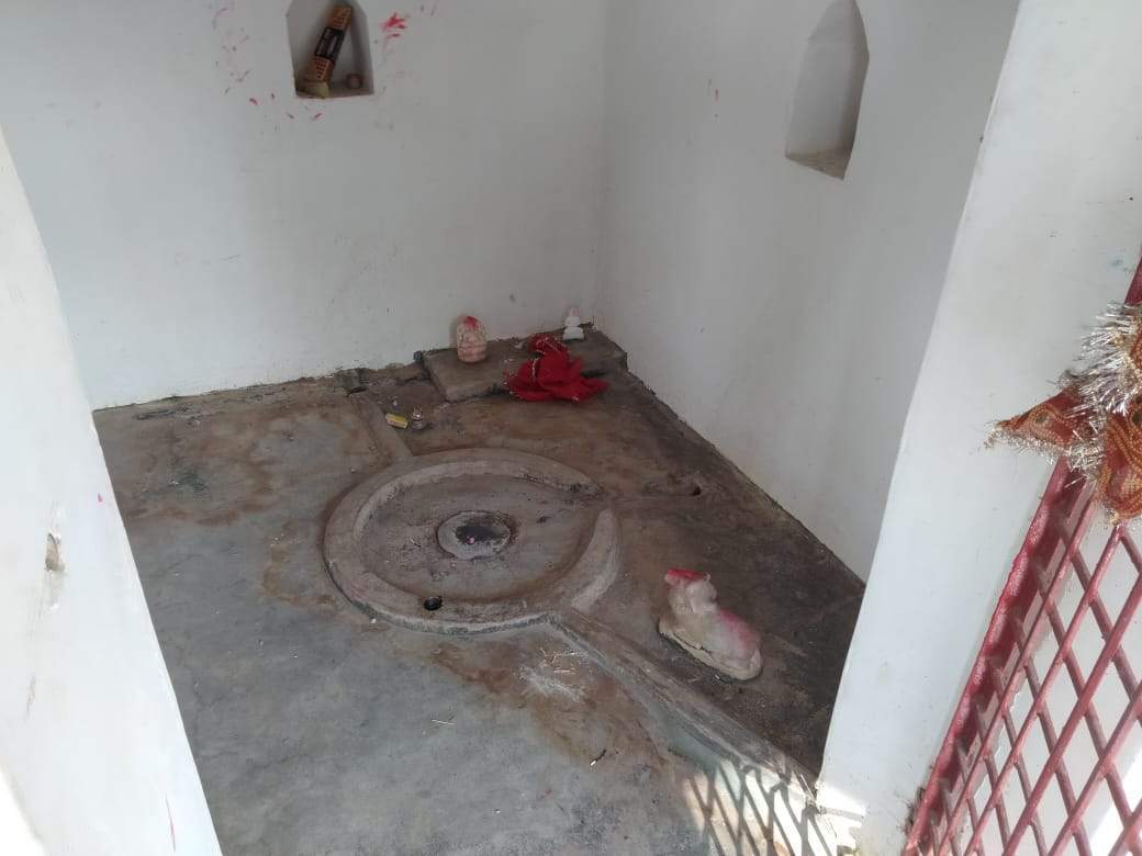 मंदिर की 8 मूर्तियां चोरी,  संदेही से पूछताछ