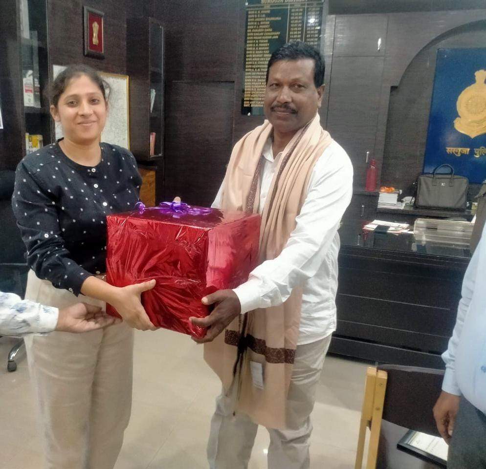 सेवानिवृत प्रधान आरक्षक को सम्मान समारोह आयोजित कर दी विदाई