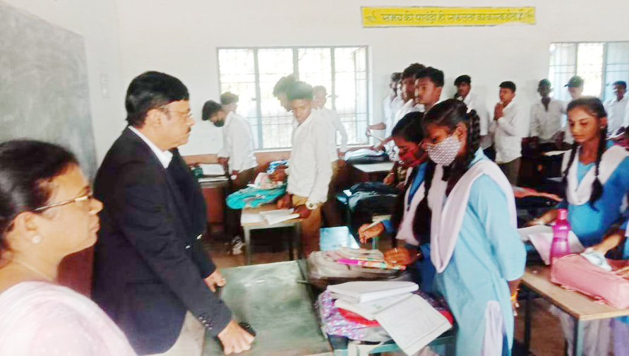 कलेक्टर ने किया स्वामी आत्मानंद स्कूल का निरीक्षण, दो शिक्षक नदारद