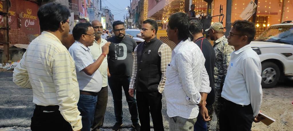 सडक़ों की मरम्मत शुरू,  कलेक्टर ने किया निरीक्षण