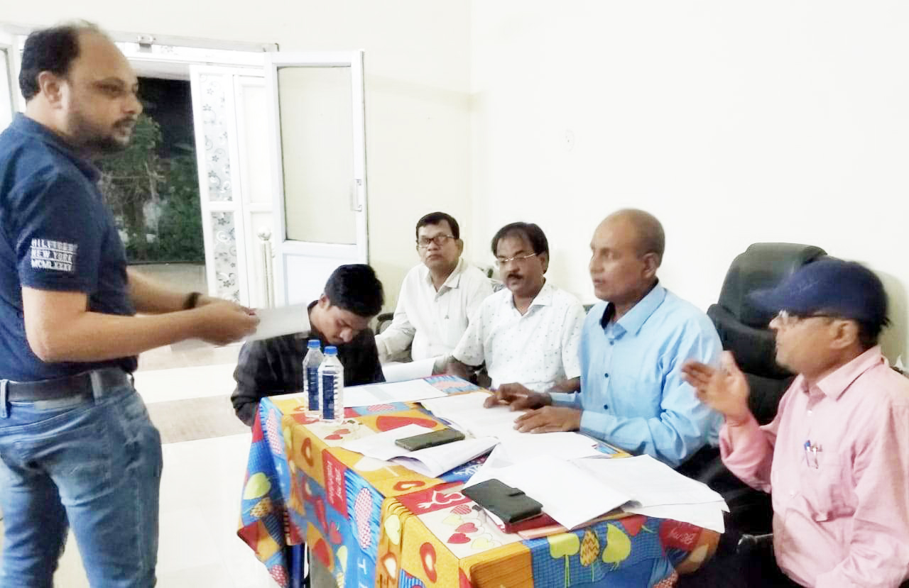 पीएचई अधिकारी ने ठेकेदारों से कहा- तय समय पर हो काम पूरा