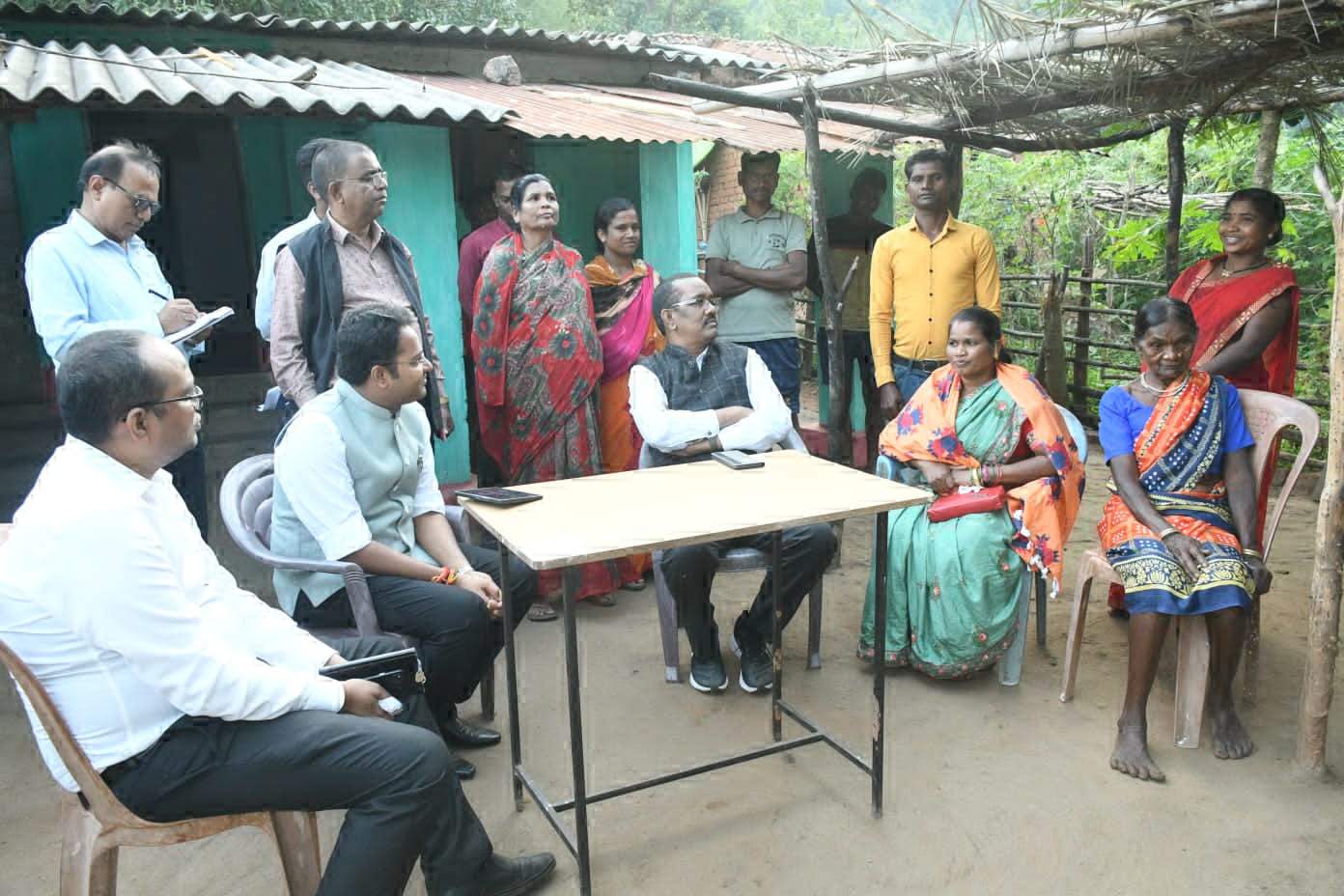 कमिश्नर ने की टाइगर बॉय चेदरु मंडावी के परिजनों से भेंट