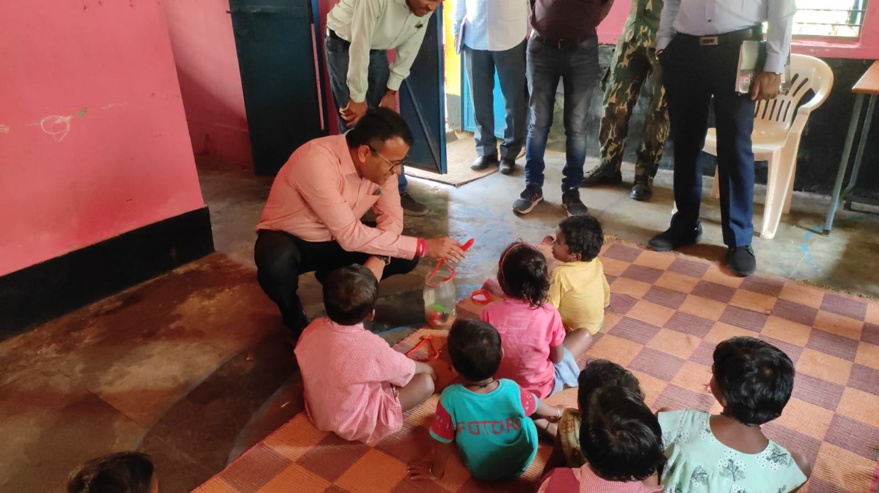 कलेक्टर ने किया आंगनबाड़ी का निरीक्षण की, सुपोषण के लिए संचालित गतिविधियों की जानकारी