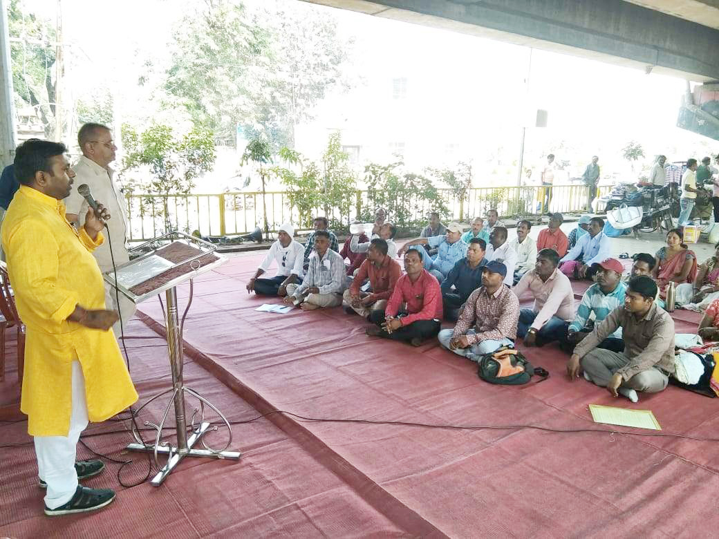 प्रधान पाठक पदोन्नति सूची रद्द करने की मांग लेकर प्रदर्शन