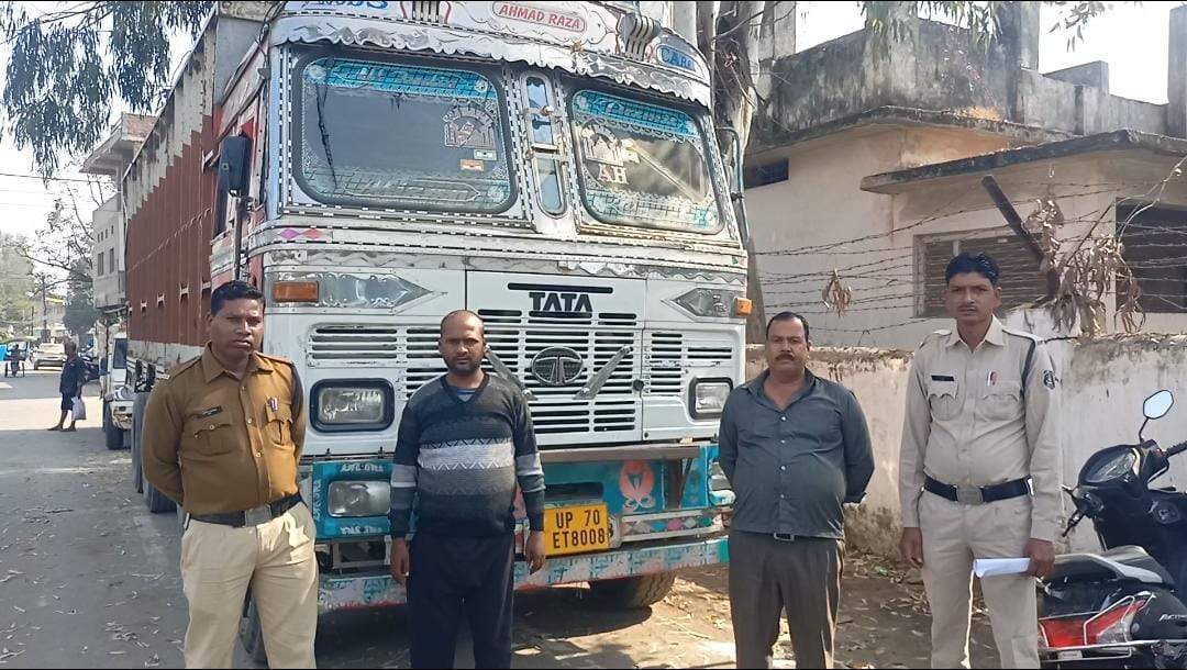 ढाई लाख की कबाड़ जब्त, 2 गिरफ्तार