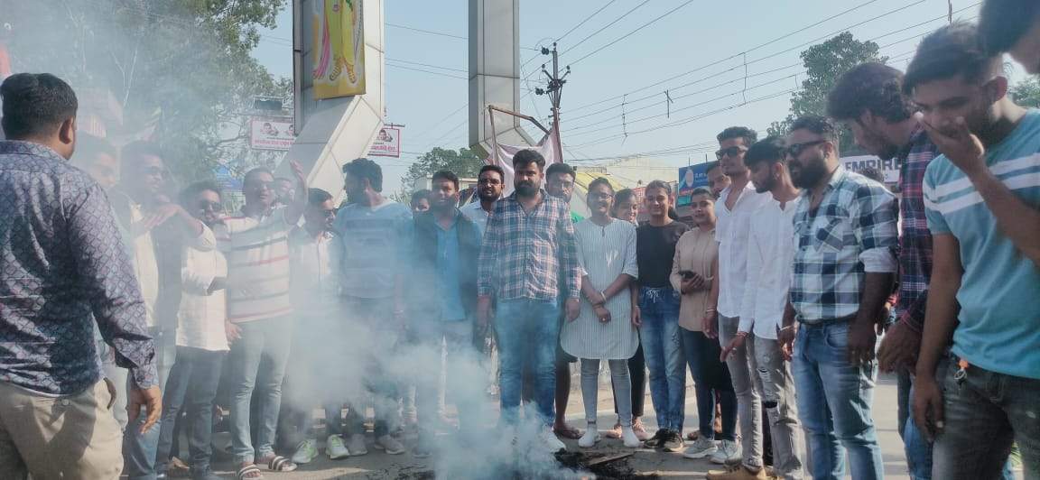 युवा कांग्रेस ने नितिन नवीन का पुतला दहन किया, जताया विरोध