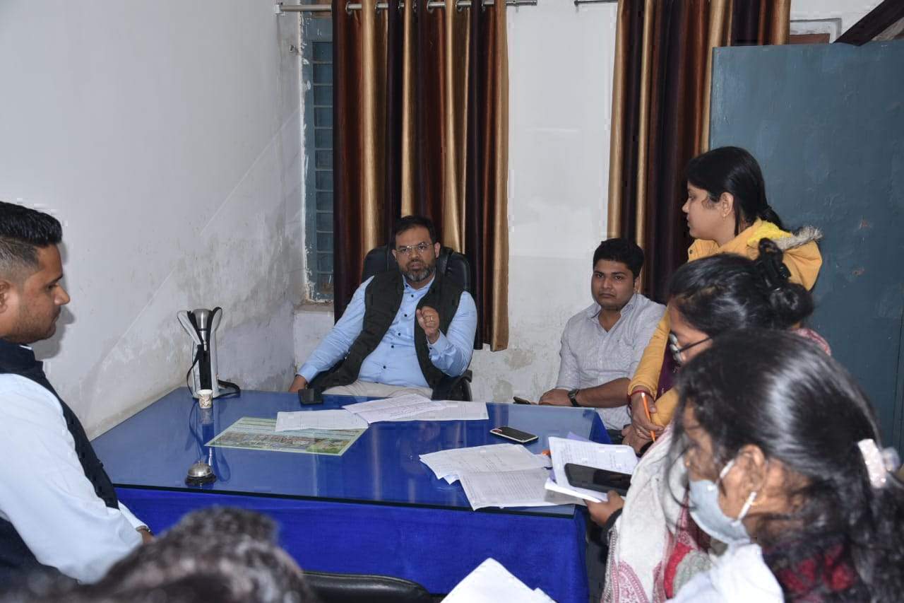 सरगुजा कलेक्टर पहुंचे तहसील कार्यालय, धान खरीदी के संबंध में दिए  निर्देश