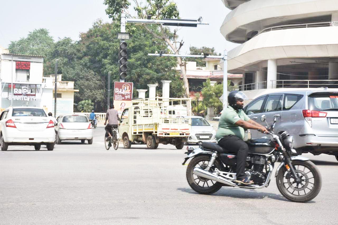 हफ्तों से बंद है कलेक्टोरेट चौक का ट्रैफिक सिग्नल