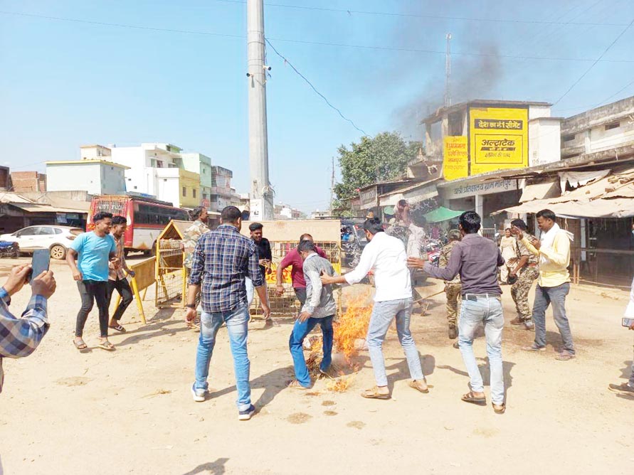 युकां ने भाजपा प्रदेश सह प्रभारी नितिन का पुतला फूंका युकां ने भाजपा प्रदेश सह प्रभारी नितिन का पुतला फूंका