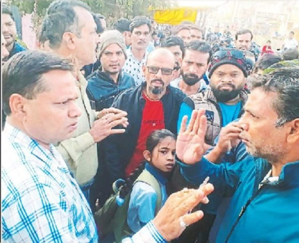 शिक्षकों की कमी से नाराज अभिभावकों का फूटा गुस्सा, बेसिक स्कूल में ताला जड़ा