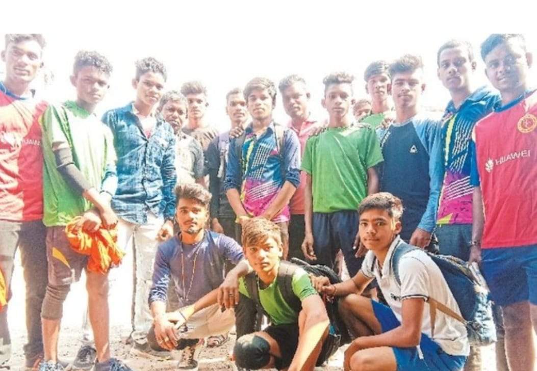 जिम्मेदार ने नहीं की वाहन व्यवस्था , जुगाड़ में पहुँचे खिलाड़ी