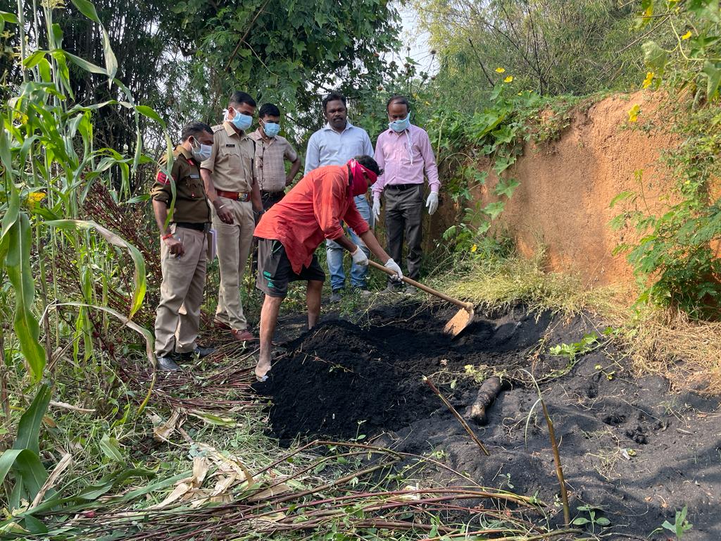 पत्नी की हत्या कर घर की बाड़ी में दफनाया, बाहर आया हाथ तो खुला राज