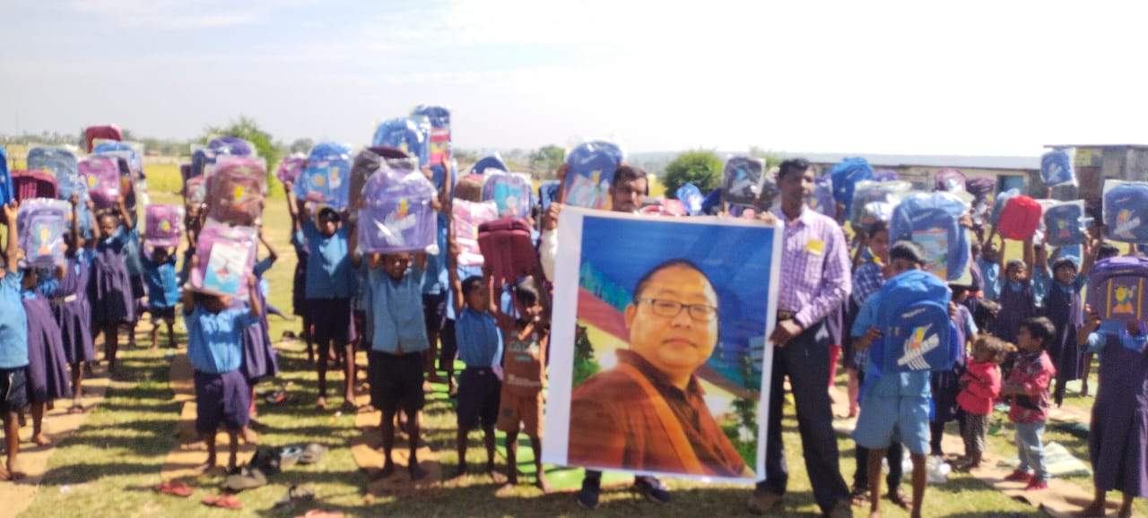 तिब्बती लामा ने बच्चों को बांटे स्कूल बैग