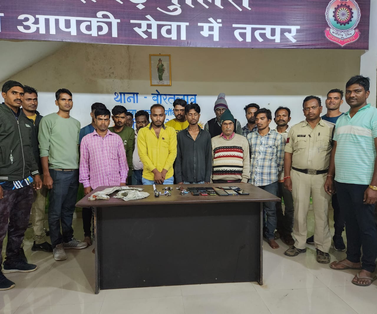 हेड लाईट की रौशनी में जुआ खेल रहे दर्जनभर जुआरी पकड़ाए