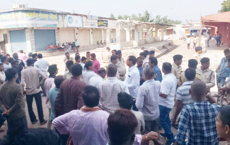 न्यायालय का आदेश नगर पंचायत के पक्ष में फिर भी निर्माण में था रोड़ा, पुलिस ने हटवाया