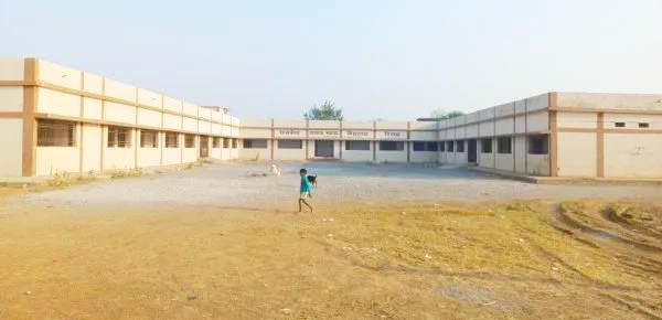 हैंडओवर के बाद भी 6 माह से नए भवन में नहीं लग रहा स्कूल हैंडओवर के बाद भी 6 माह से नए भवन में नहीं लग रहा स्कूल