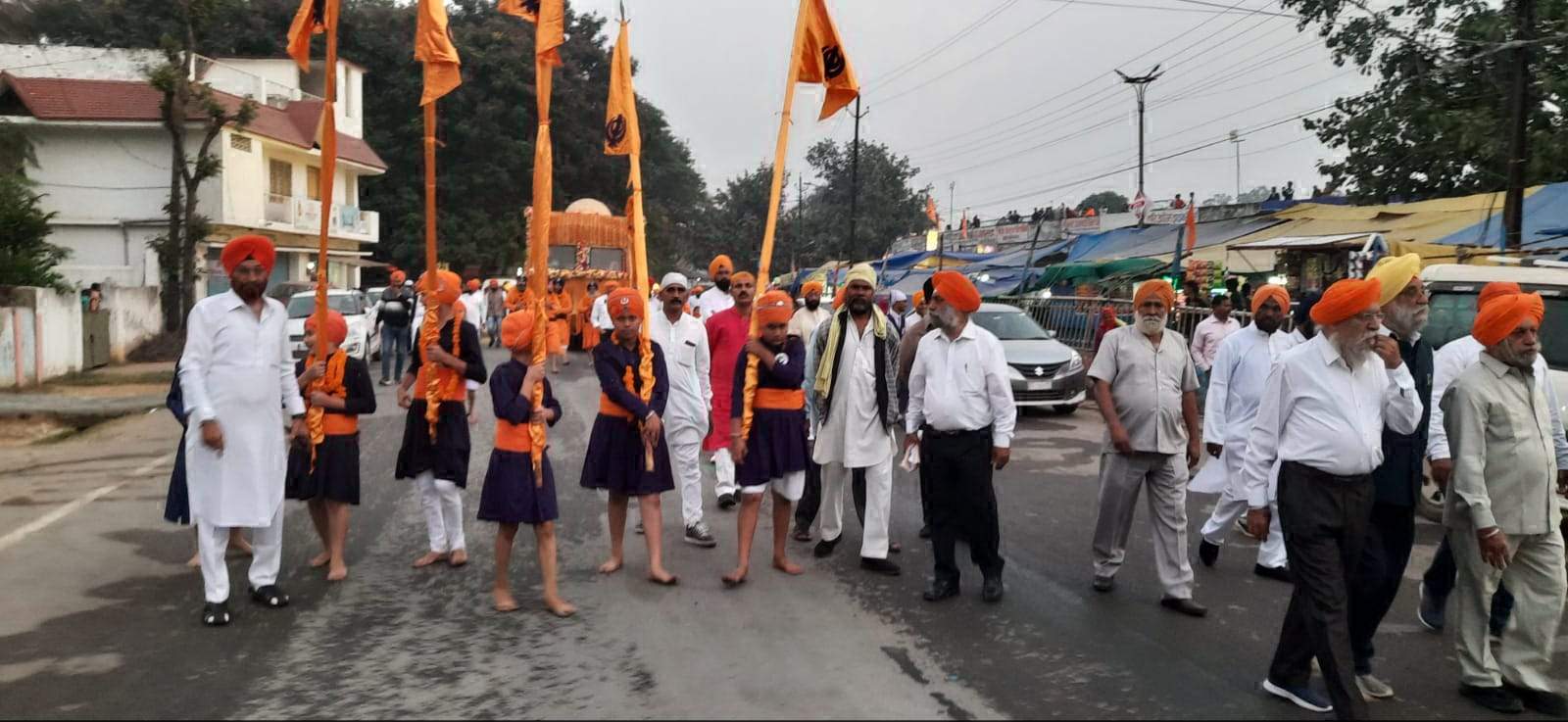 प्रकाश पर्व की पूर्व संध्या पर सिख समाज ने निकाली शोभायात्रा 