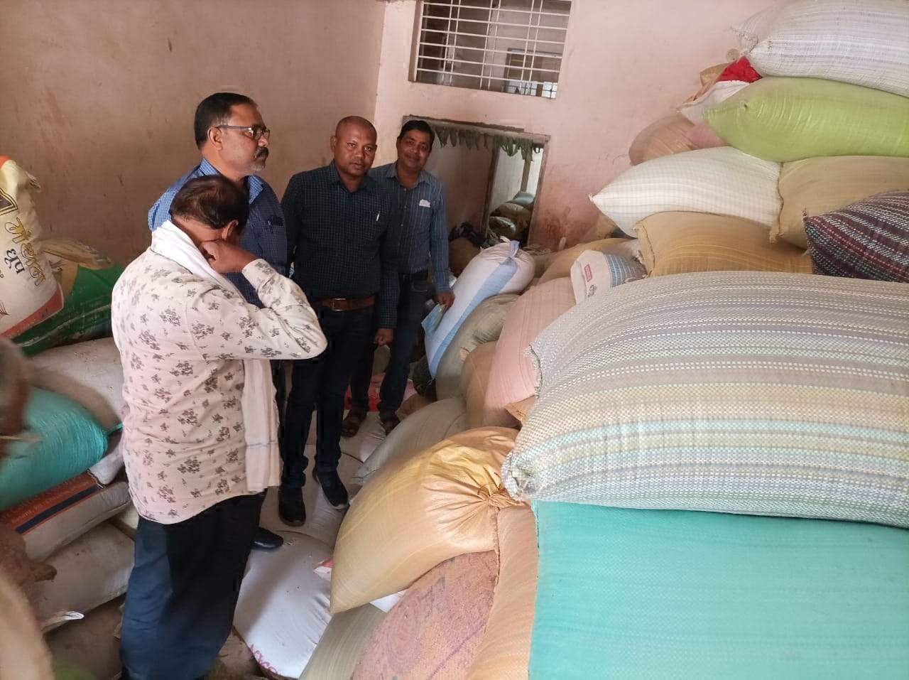 गोदामों में दबिश, 430 बोरी अवैध भंडारित धान जब्त