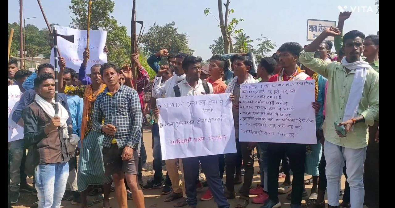 परियोजना के क्षमता विस्तार के लिए लोक सुनवाई का आदिवासी महासभा ने किया विरोध, पंडाल खाली रहे