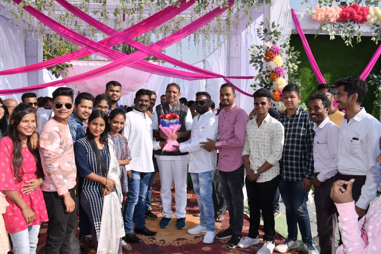 दीपावली मिलन समारोह, पूर्व विधायक ने जन्मदिन भी मनाया