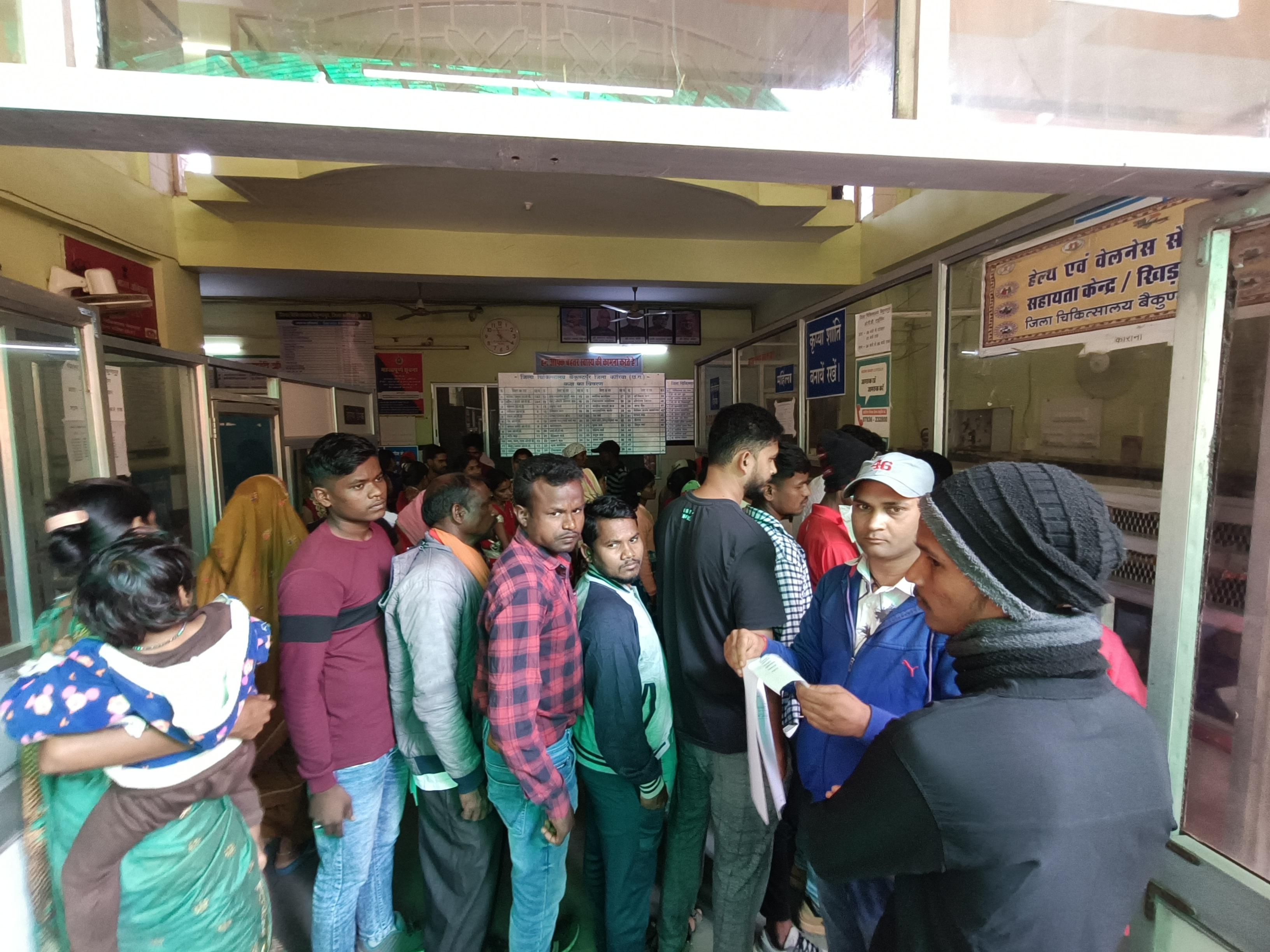 मौसमी बीमारियों के मरीज बढ़े, अस्पताल में भीड़ मौसमी बीमारियों के मरीज बढ़े, अस्पताल में भीड़