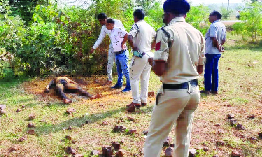 झाडिय़ों में मिली अधजली लाश, पुलिस जांच में जुटी