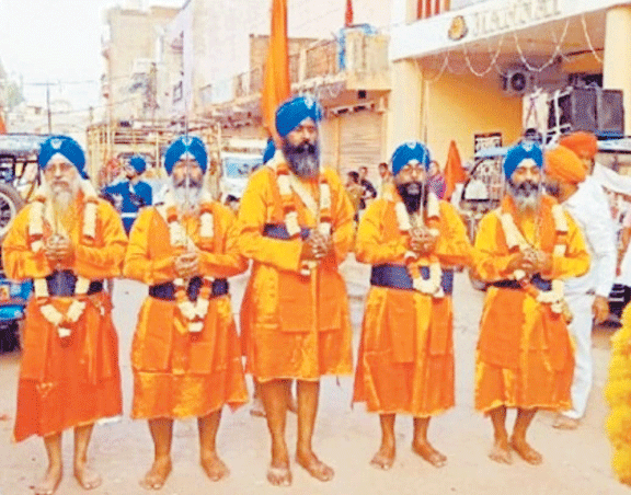 पंज प्यारों की अगुवाई में निकाला नगर कीर्तन, जगह-जगह स्वागत