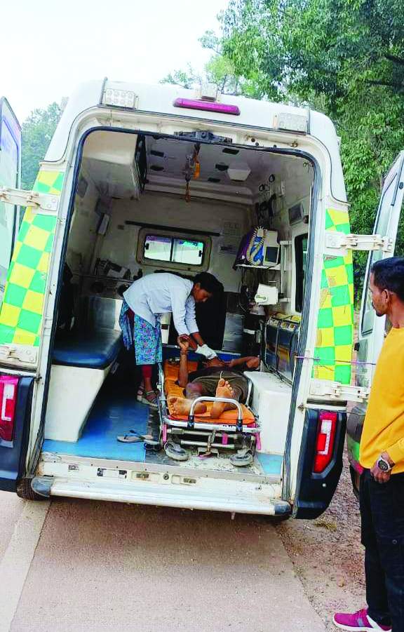 सडक़ हादसे में युवक घायल, 108 के जिला प्रबंधक ने सूचना देकर पहुँचाया अस्पताल