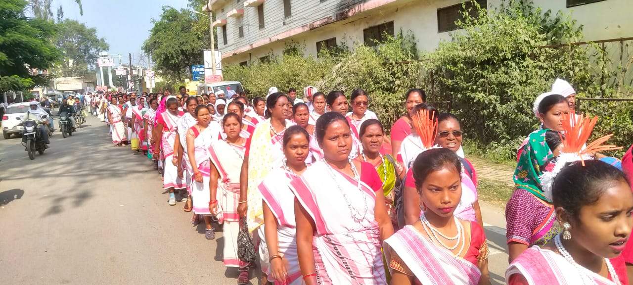 ईसाई आदिवासी महासभा ने पारंपरिक नृत्य करते हुए निकाली रैली