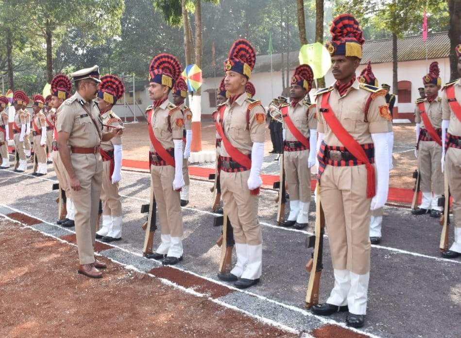 40 नव आरक्षकों को 10 महीने से कानून व्यवस्था, पुलिस और समाज की दी गई जानकारी