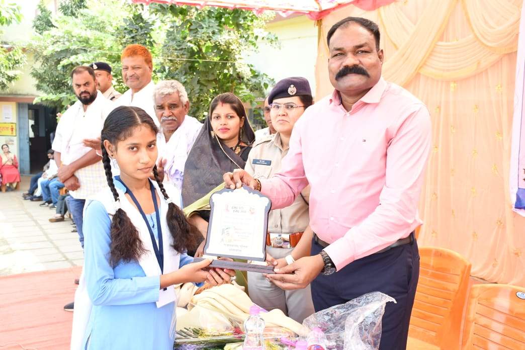 एसपी स्कूली बच्चों से हो रहे रूबरू