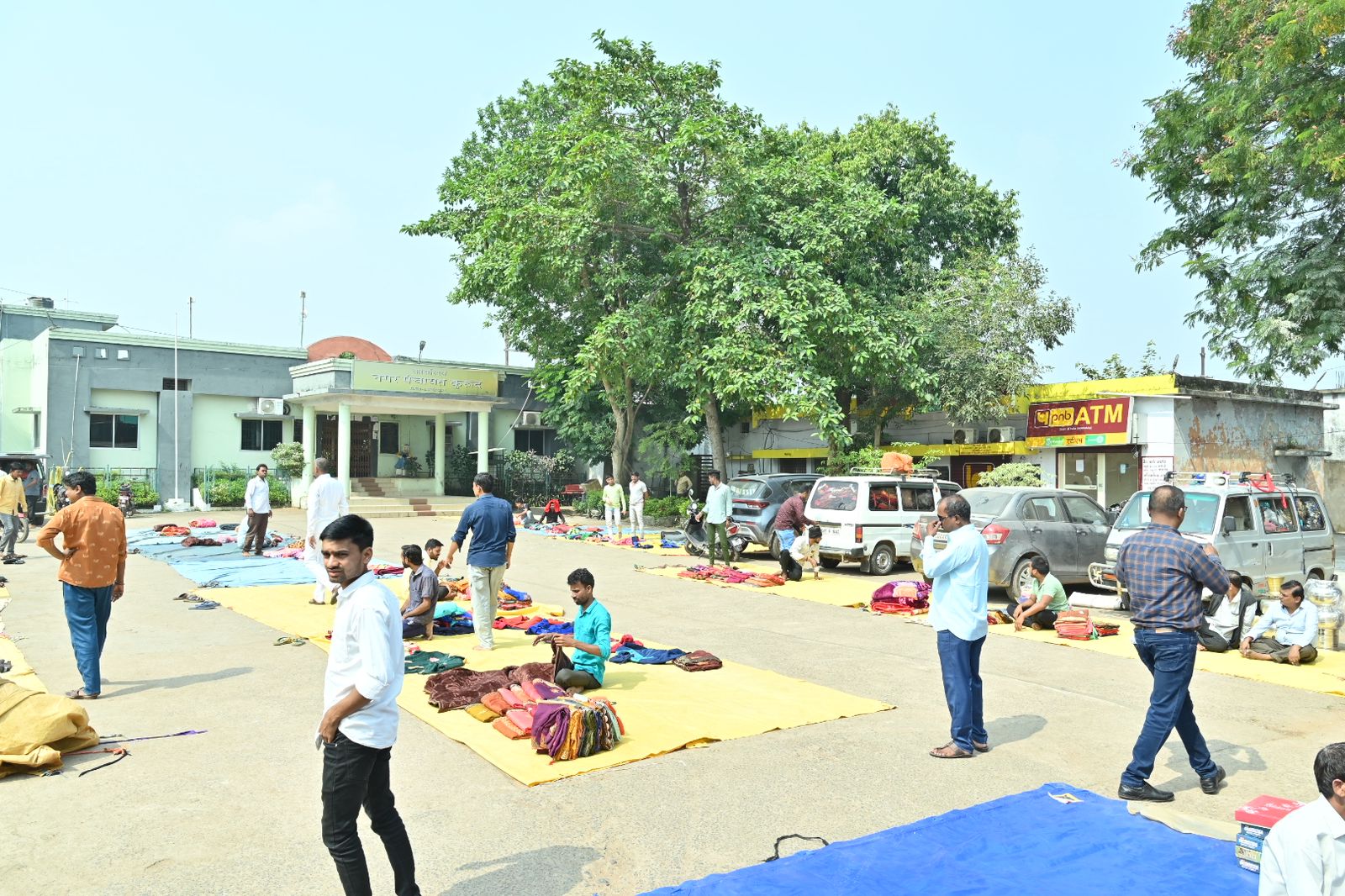 चबूतरा तोडऩे के विरोध में व्यापारियों ने नगर पंचायत कार्यालय के सामने लगाया पसरा