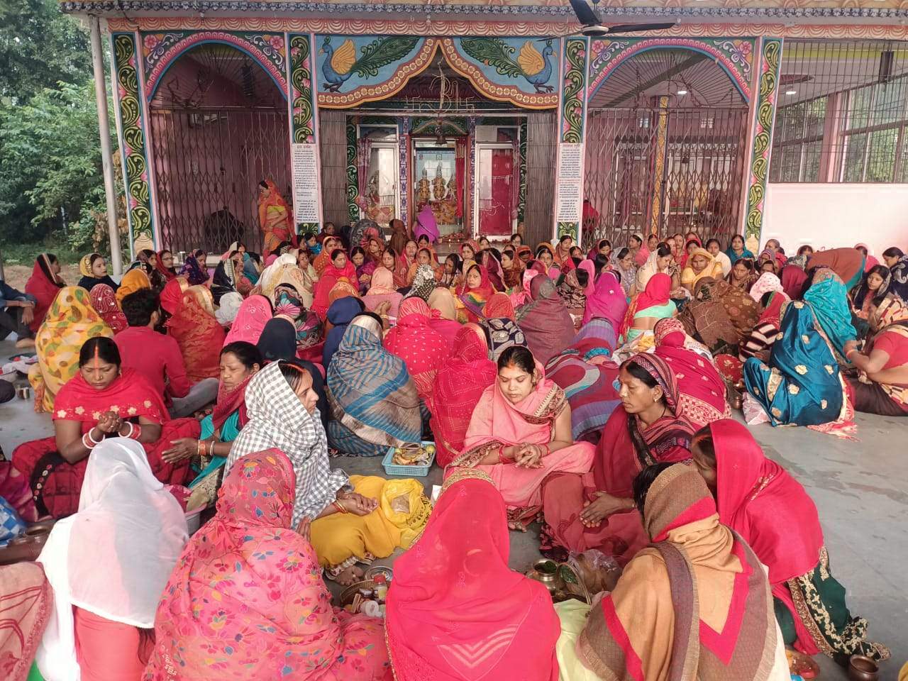 कार्तिक पूर्णिमा पर मंदिर में पूजा-अर्चना
