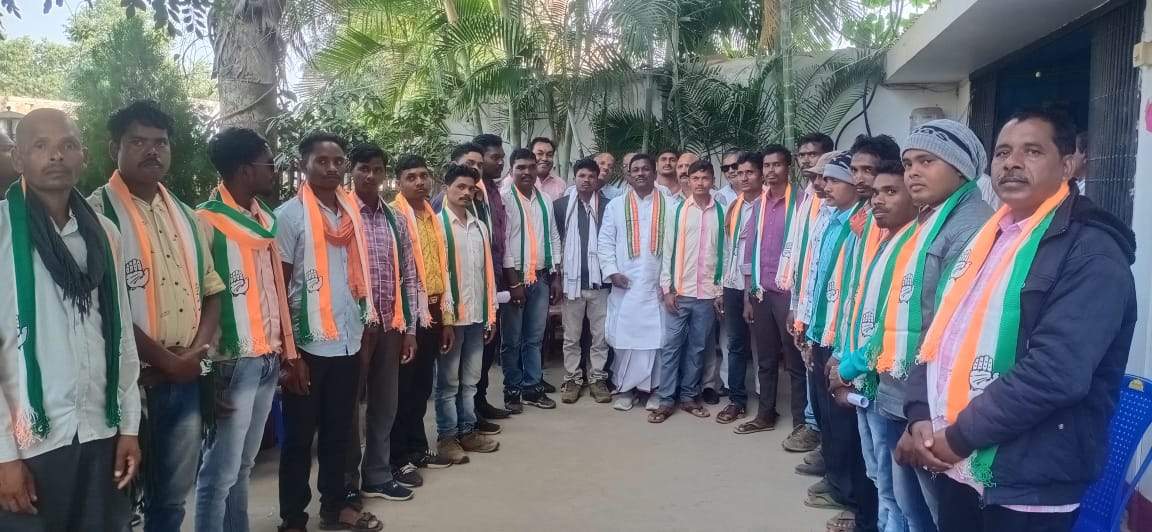 ग्रामीणों ने ली कांग्रेस की सदस्यता