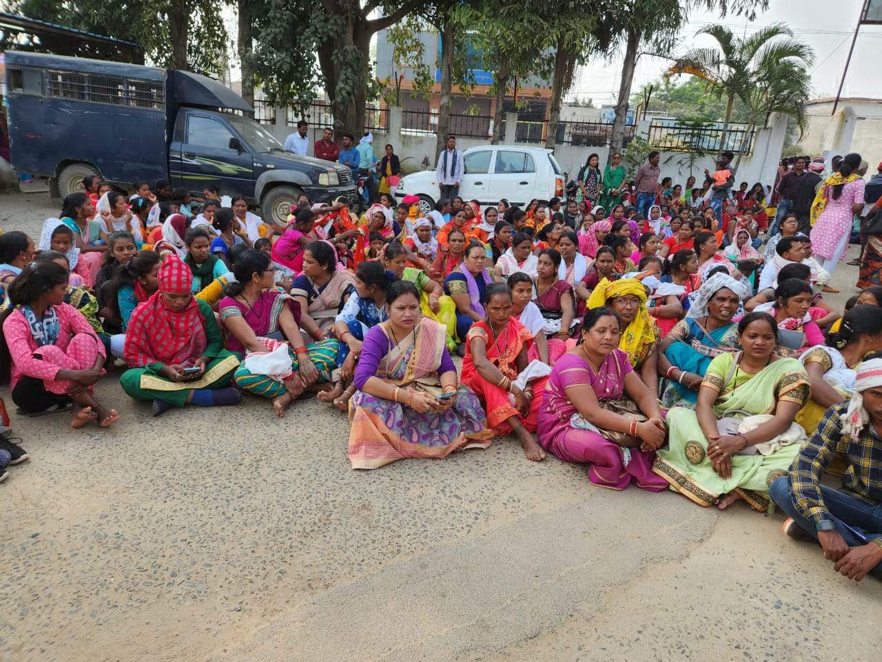 सर्व आदिवासी समाज ने घेरा गांधीनगर थाना, एफआईआर दर्ज करने की मांग