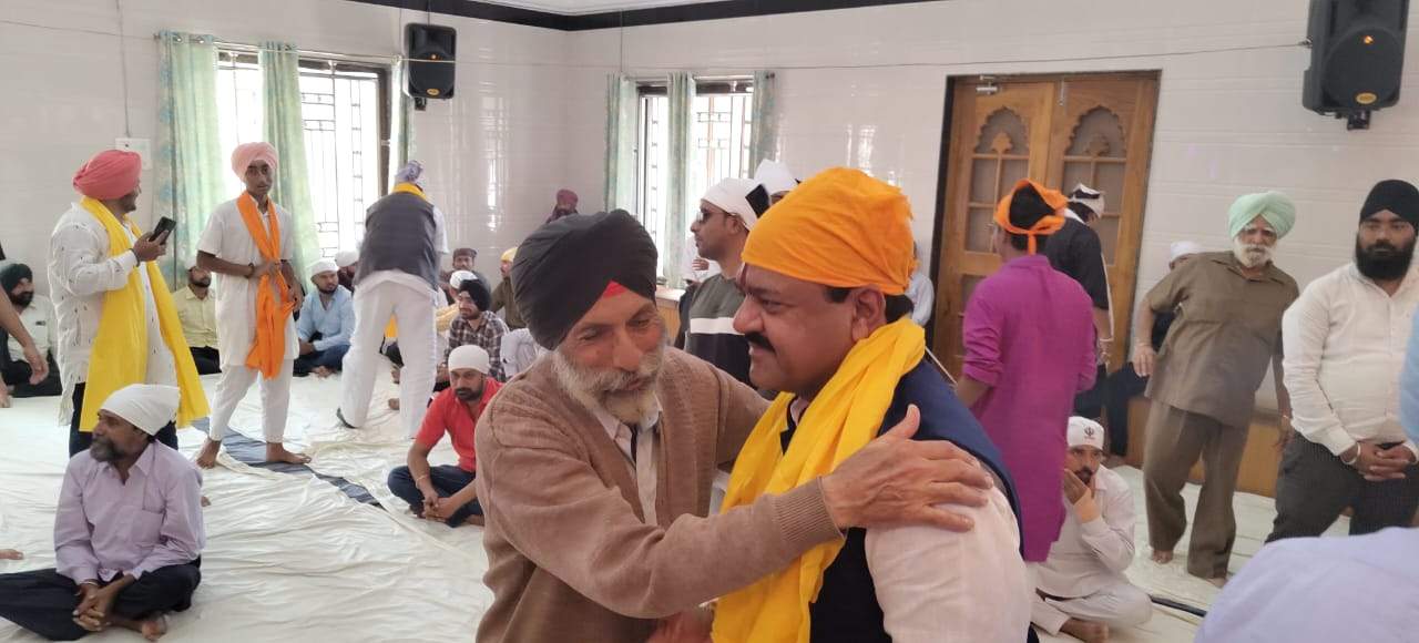 रेखचंद ने गुरुद्वारा पहुंच कर गुरुनानक जयंती की दी बधाई 